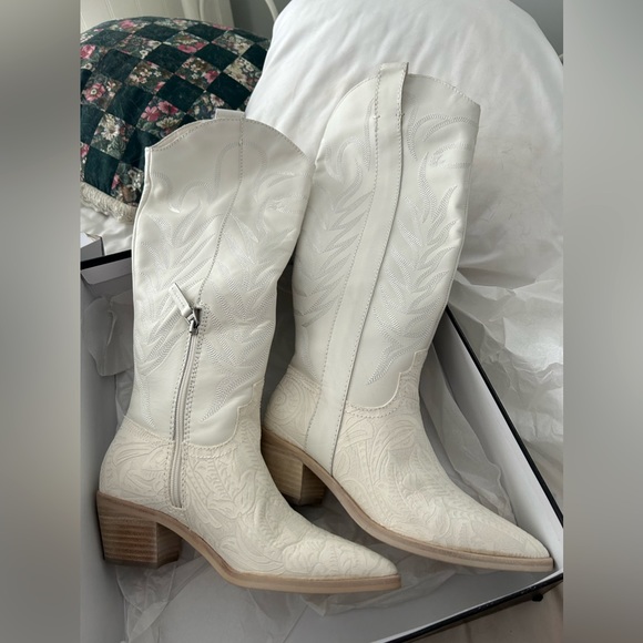 Dolce Vita Shoes - Dolce Vita White Solei boots NEW with box never worn